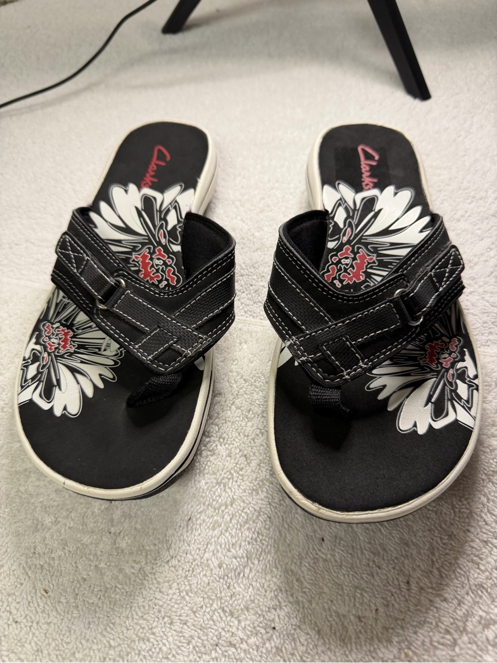 Clarks Black Floral Thong Sandals with White Accents “sea breeze” size 6